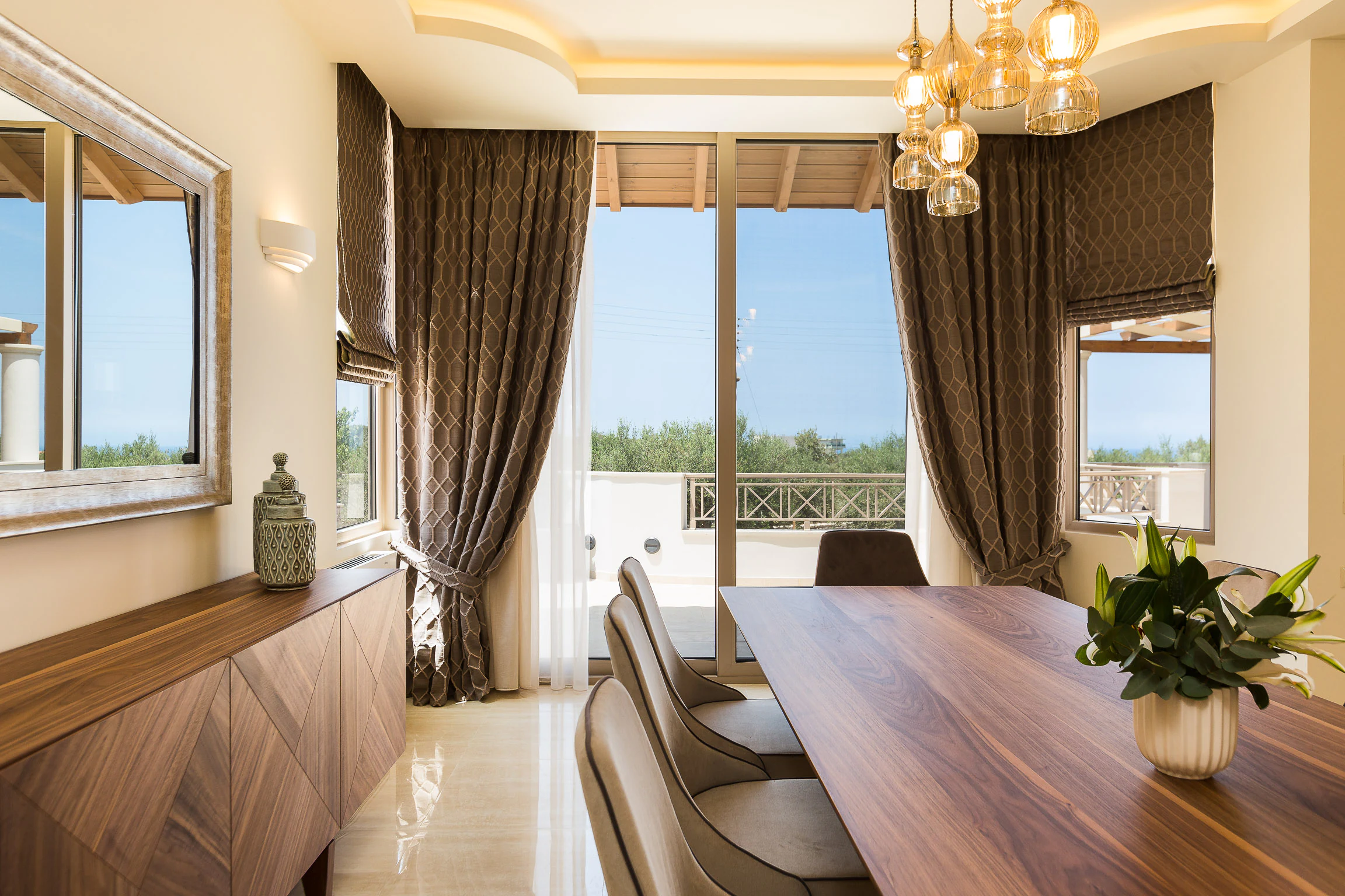 Dining room connected to the outdoor terrace