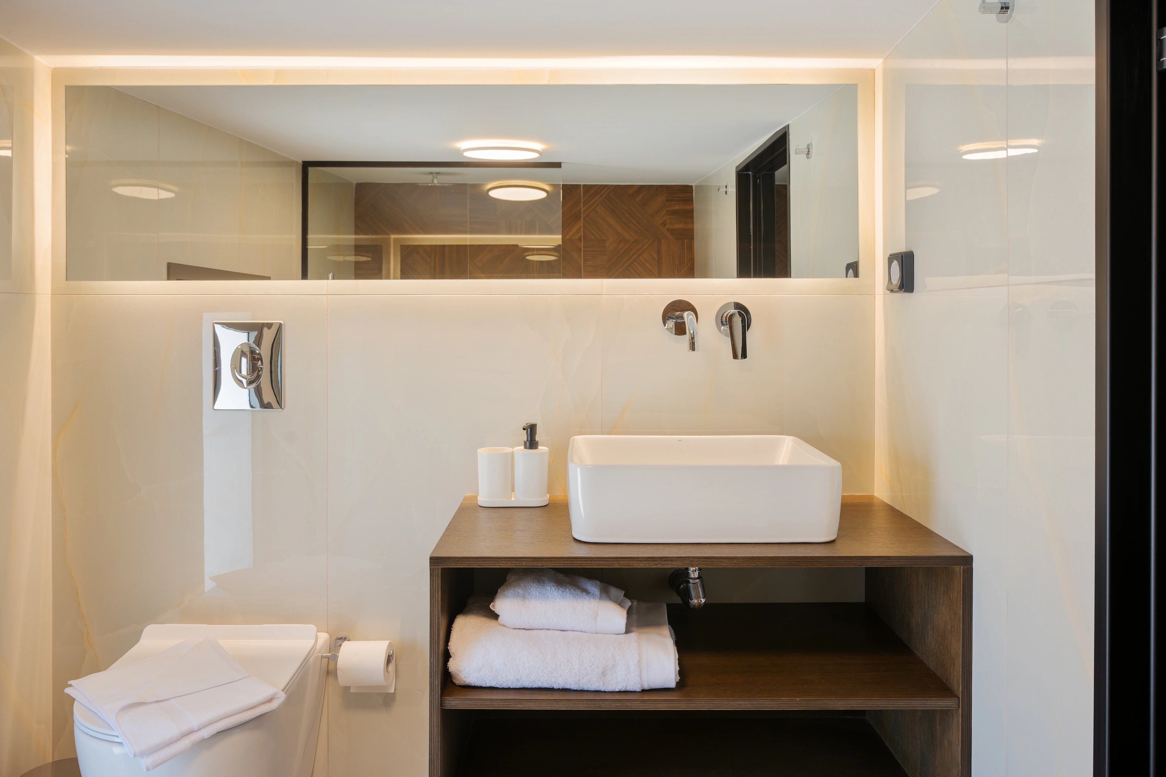 Private en-suite bathroom for Right Crete bedroom 03 with compact vanity