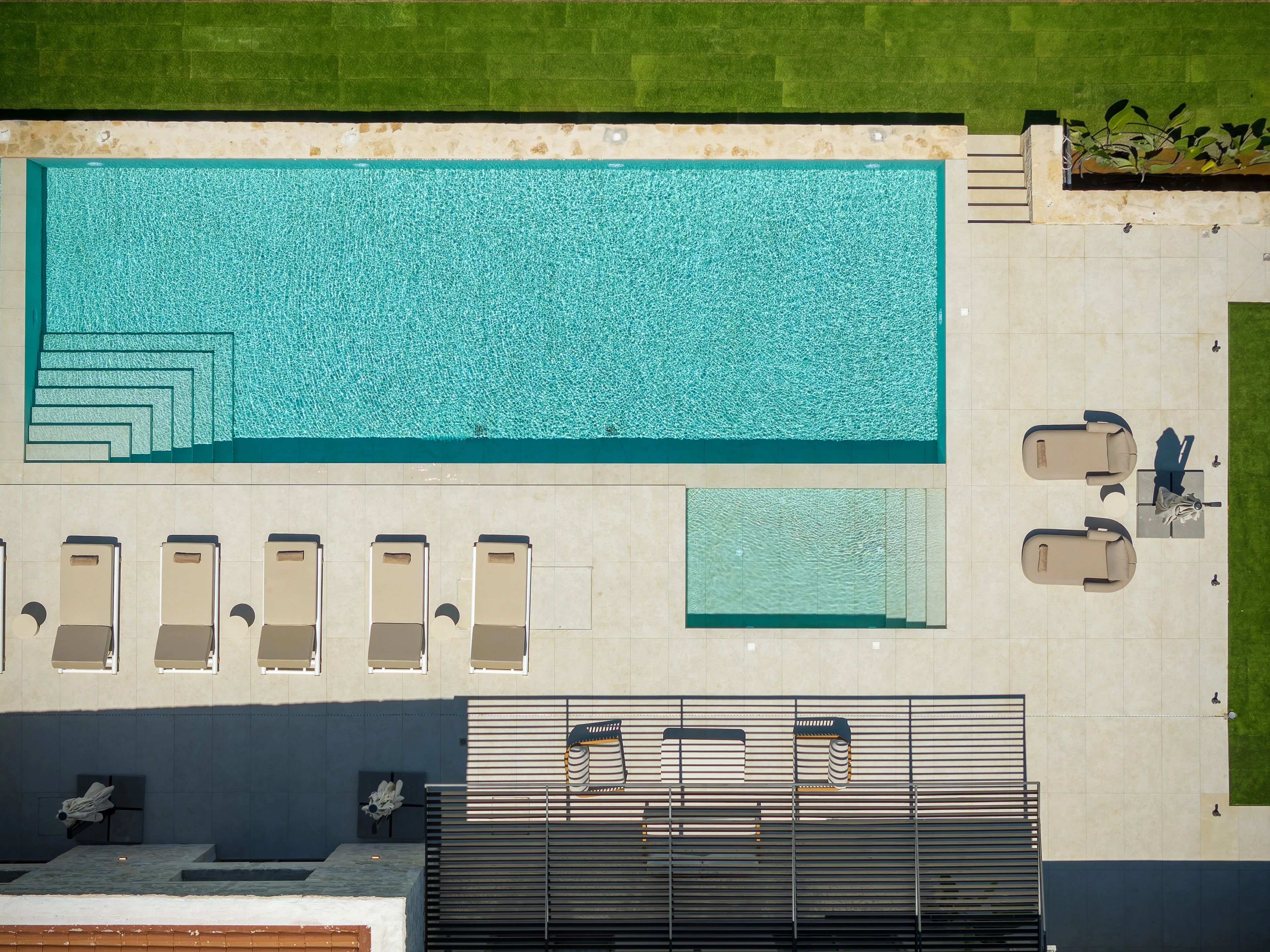 Aerial plan of Right Crete's pool, loungers and shaded terrace